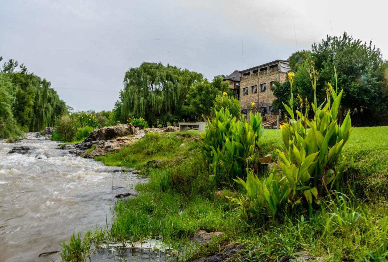 23 On Riverside Lanseria Luaran gambar